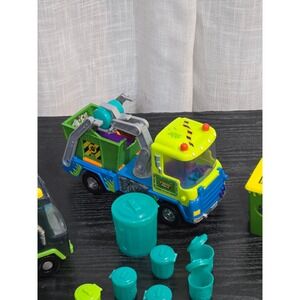 The Trash Pack Garbage Truck Street Sweeper Ooze Slide & 10 Trashies Lot Moose